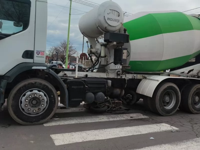 Un joven est&aacute; grave luego de un choque entre moto y cami&oacute;n en Villa Rosas