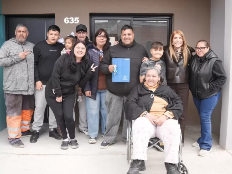 Entregaron viviendas a ocho familias de Isla Maciel en el marco de un plan de urbanizaci&oacute;n
