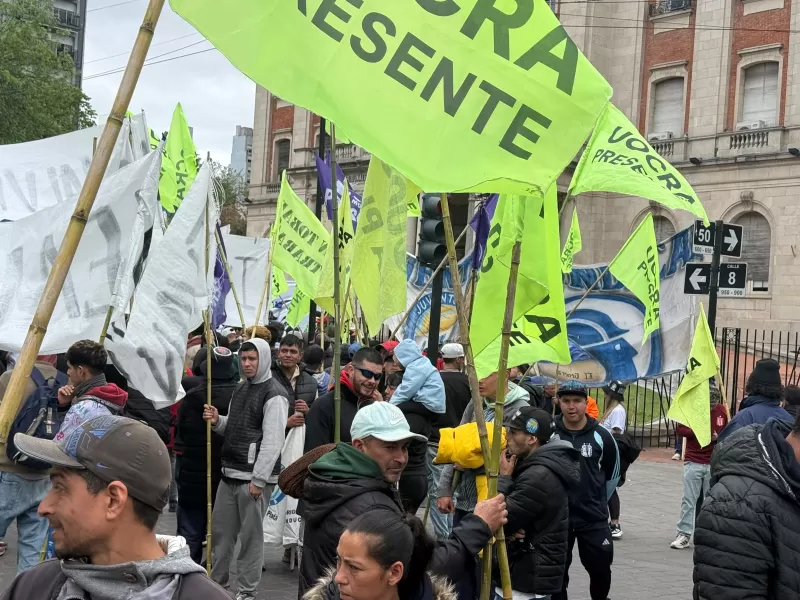 Multitudinaria marcha por Iv&aacute;n Tobar: su hermano Miguel lanz&oacute; una advertencia pol&iacute;tica de cara a 2027