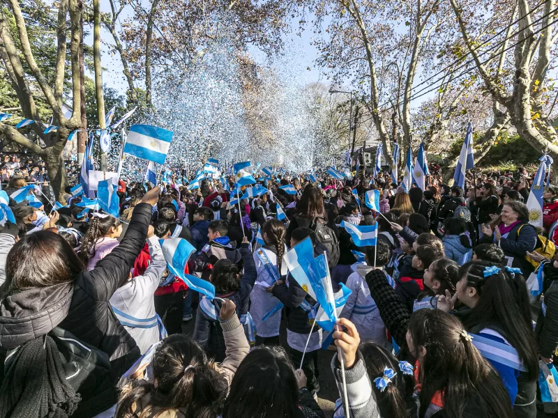 Más de 2500 alumnos realizaron su promesa a la bandera durante un emotivo acto en Burzaco