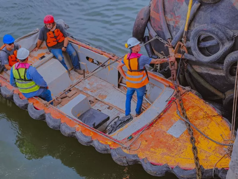 Realizaron trabajos de mantenimiento en las defensas neumáticas