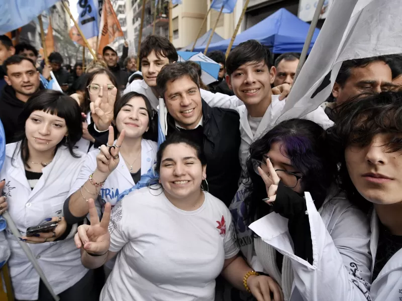 Axel Kicillof participó de la marcha contra la Ley de Inviolabilidad de la Propiedad Privada y cuestionó al Gobierno nacional