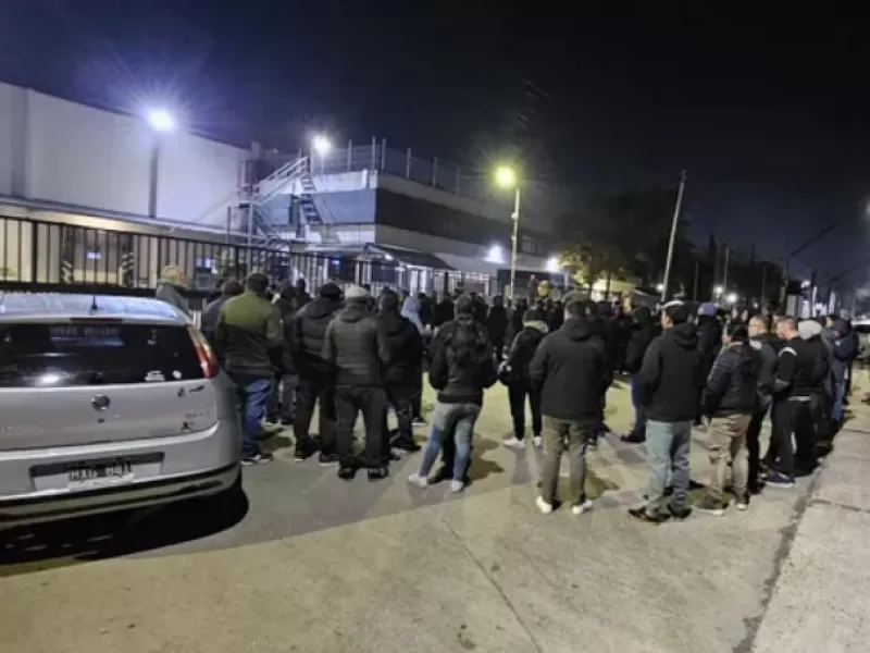 Trabajadores Kimberly Clark se movilizaron tras el anuncio del cierre definitivo