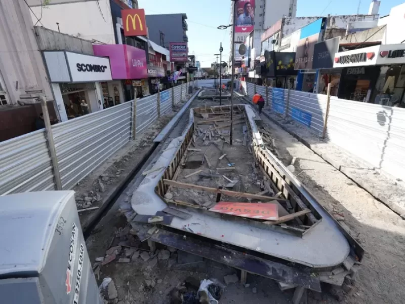La remodelación de la peatonal Laprida ya supera el 70% de avance