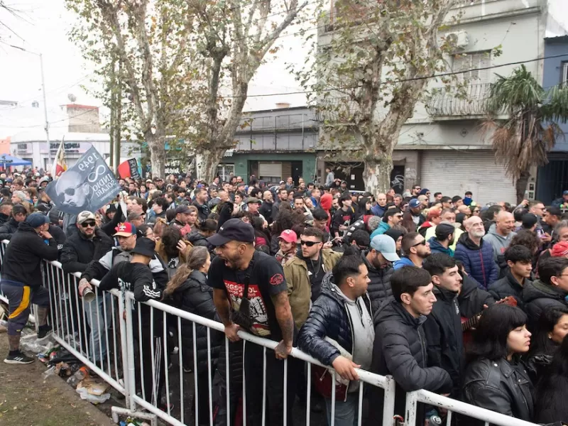 Miles de fan&aacute;ticos pasaron la madrugada en Villa Dom&iacute;nico para despedir al Indio Solari