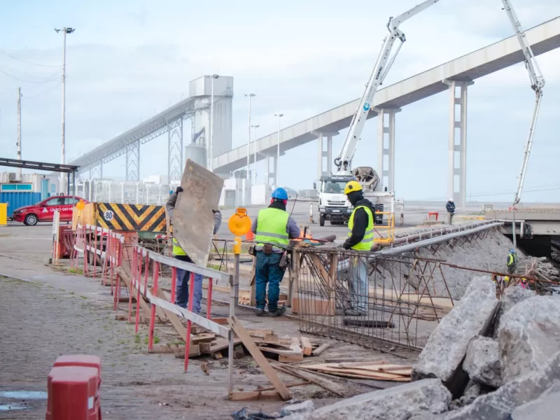 Puerto Quequ&eacute;n continua con una obra clave de infraestructura en sus muelles