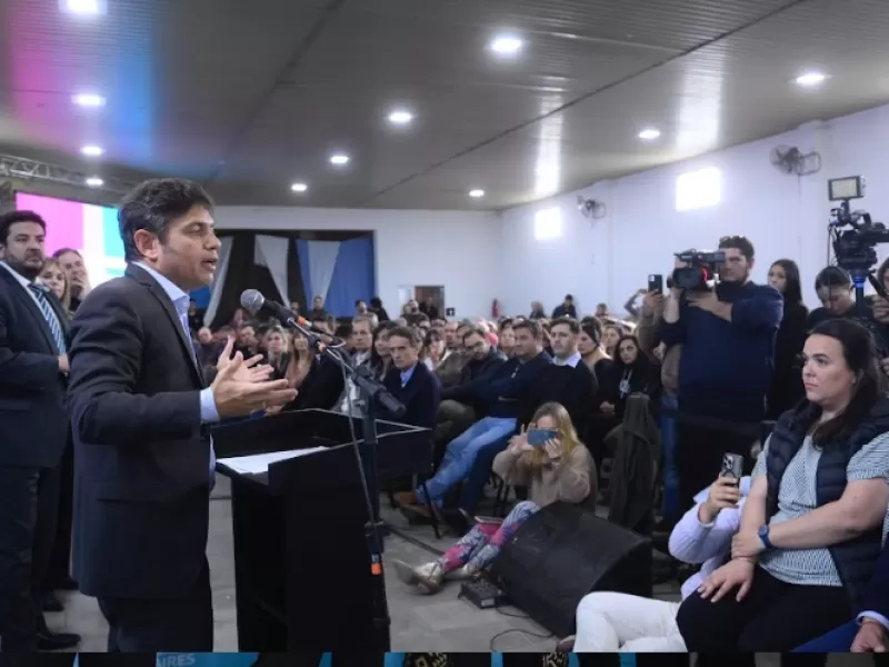 Kicillof entregó escrituras gratuitas a familias de General Arenales