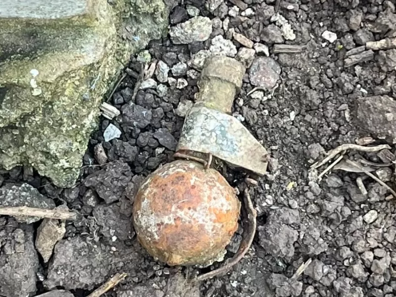 Hallaron una granada activa con carga en un patio