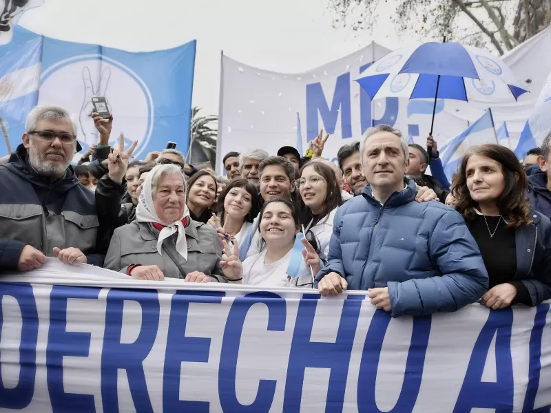 Axel Kicillof particip&oacute; de la marcha contra la Ley de Inviolabilidad de la Propiedad Privada y cuestion&oacute; al Gobierno nacional