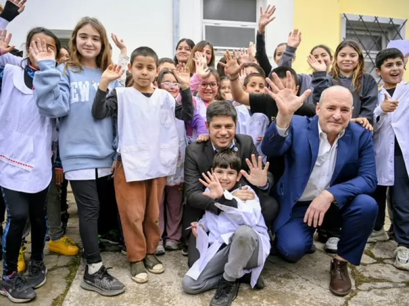 Kicillof entregó viviendas y cuestionó la paralización de la obra pública