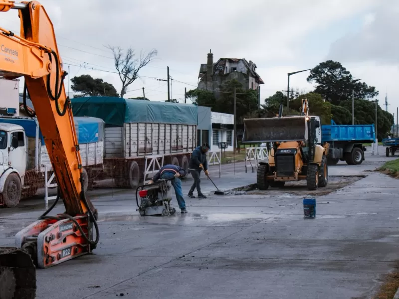 Puerto Quequén avanza con el asfalto en la Avenida Almirante Brown