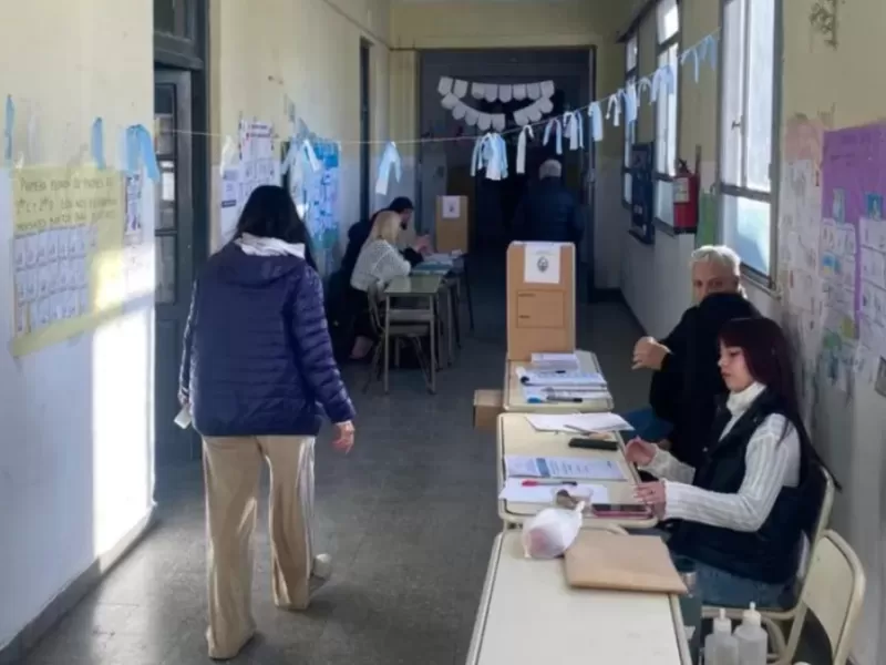 Berisso vota con tranquilidad, pero con retraso en varias escuelas por falta de presidente