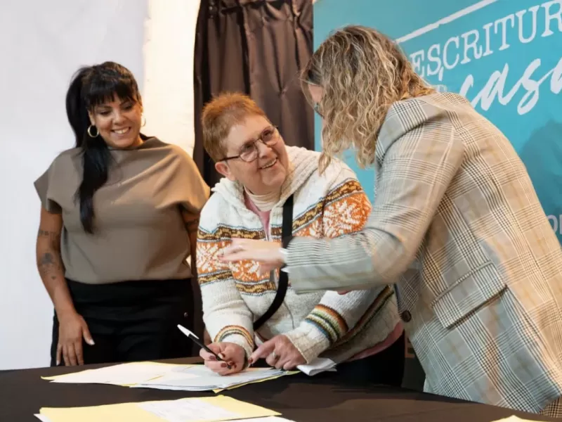 Se firmaron 84 t&iacute;tulos de propiedad para familias de distintos barrios