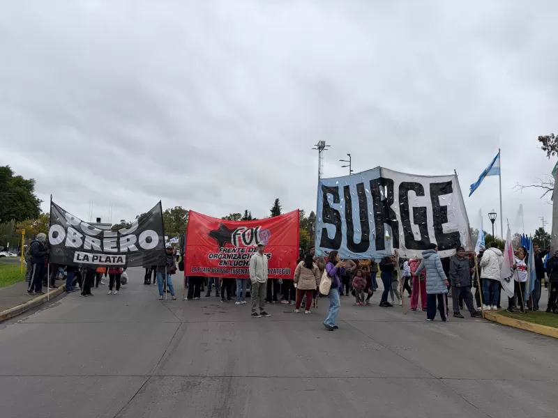 Caos en la Autopista La Plata - Buenos Aires por un corte de movimientos sociales