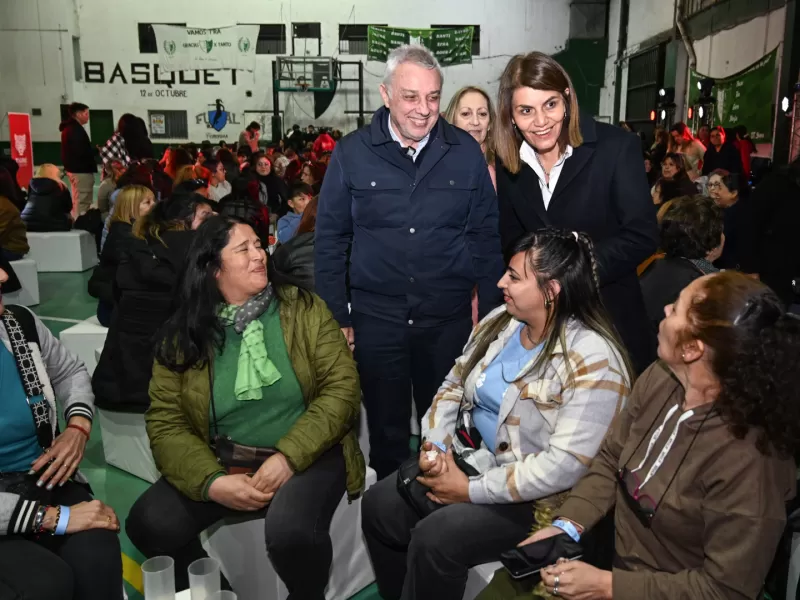 Julio Zamora reconoci&oacute; a auxiliares de escuelas p&uacute;blicas