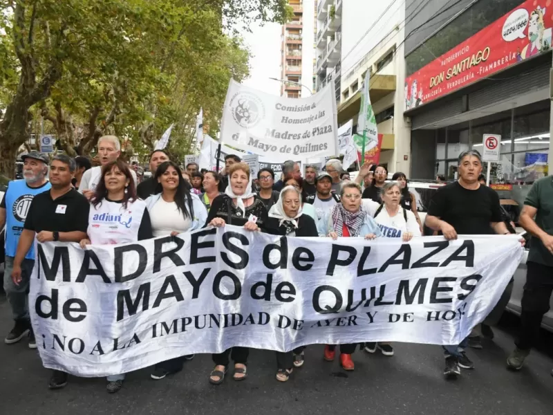 Realizaron una ronda en Plaza San Mart&iacute;n a 50 a&ntilde;os del golpe de Estado