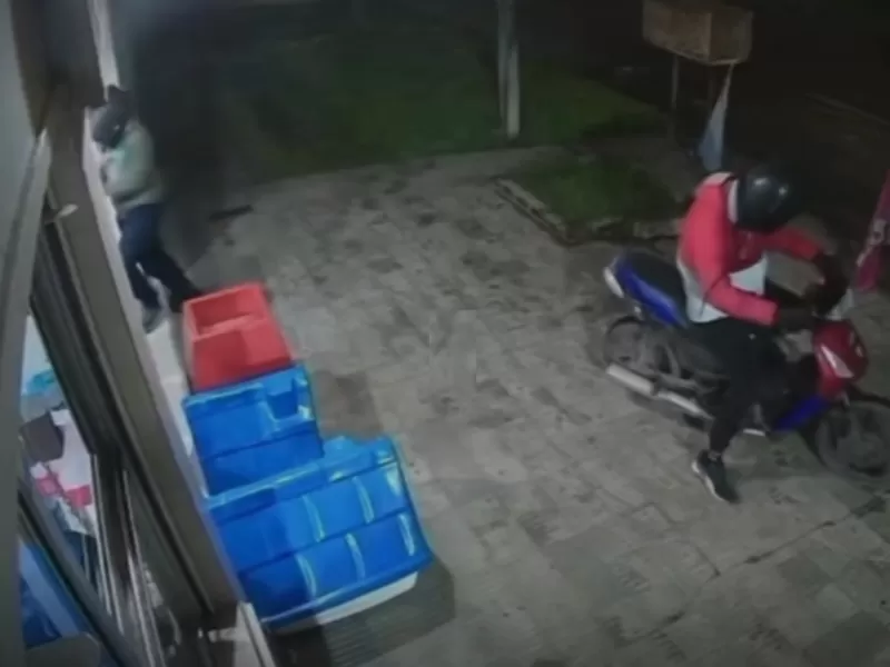 Motochorros armados asaltaron un pet shop de Los Hornos
