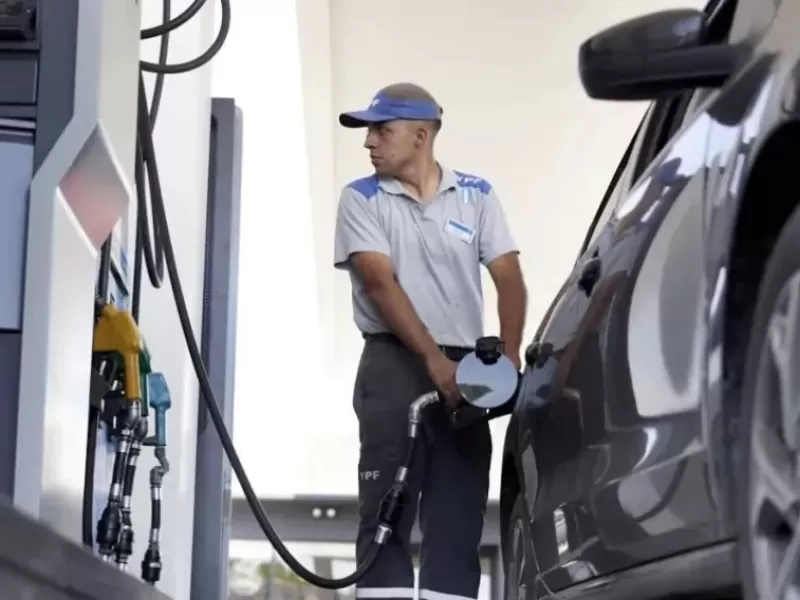 Estaciones de servicio acordaron nuevos aumentos salariales hasta octubre