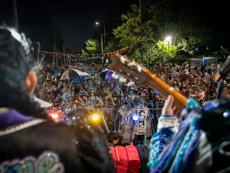 Una multitud disfrutó del inicio de la temporada de carnavales