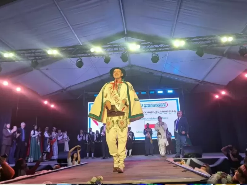Trabella fue elegido Embajador Cultural del Inmigrante tras una noche marcada por demoras y tensi&oacute;n