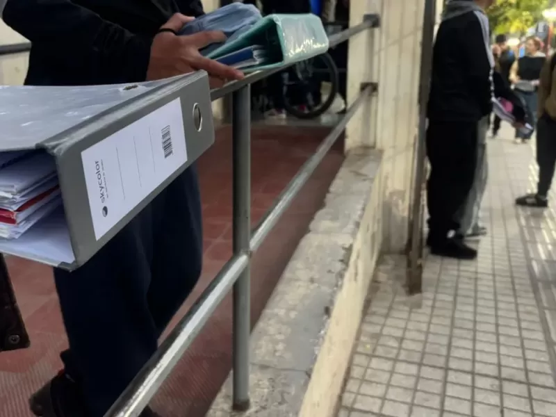 Escuelas refuerzan controles: crece el ingreso sin mochila por amenazas de tiroteos