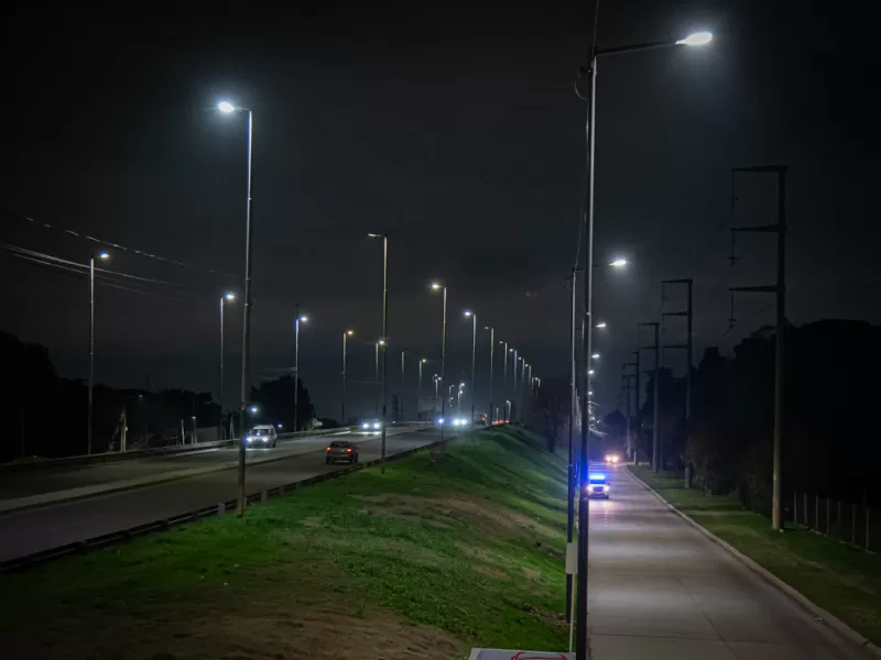 La ciudad avanza con la instalación de nuevas luces LED en las colectoras de Ruta 4