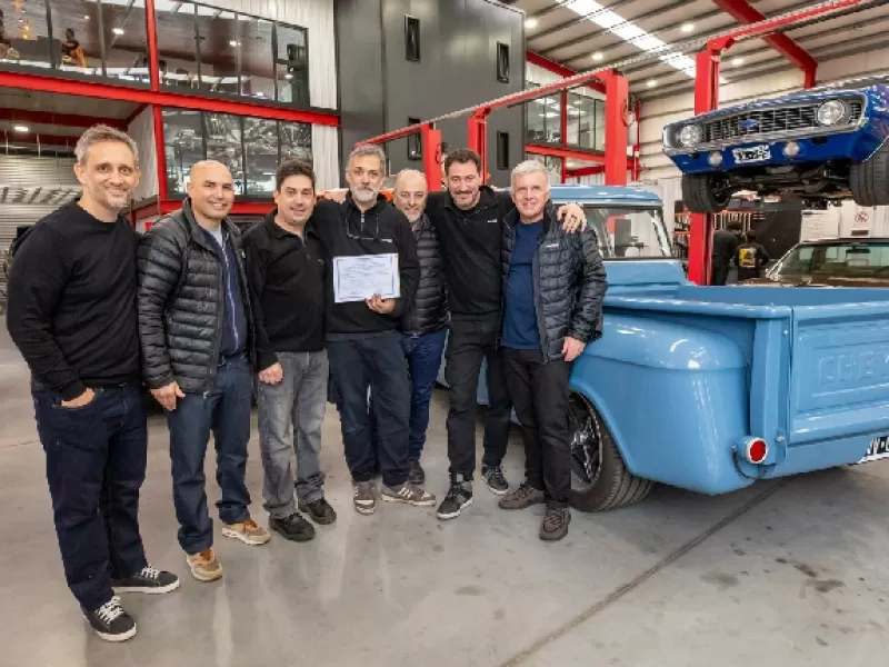 Carlos Balor entreg&oacute; la habilitaci&oacute;n a una empresa de restauraci&oacute;n de autos cl&aacute;sicos que proyecta expandirse