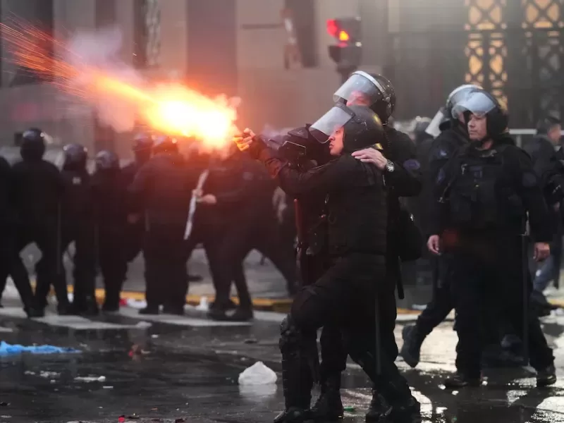 Represión frente al Congreso durante la protesta por la Ley de Inviolabilidad de la Propiedad Privada: hubo detenidos, heridos y una fotógrafa con traumatismo de cráneo