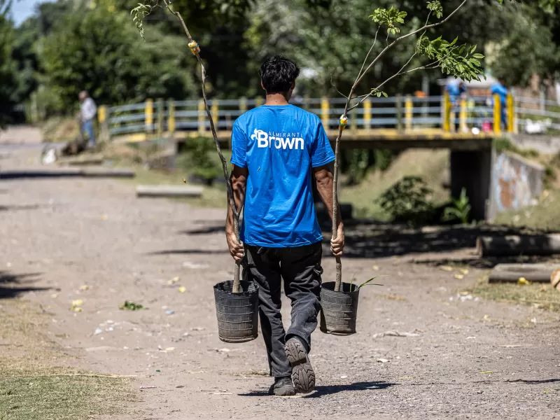 La municipalidad transformó otro microbasural en un nuevo espacio verde