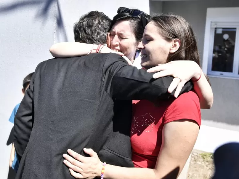 Kicillof entregó 101 viviendas y apuntó contra el Gobierno nacional por la paralización de obras