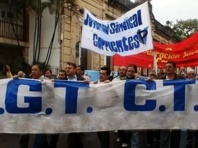 Movilizaci&oacute;n sindical contra la reforma laboral: la CGT y las CTA protestan frente al Senado con cese de actividades
