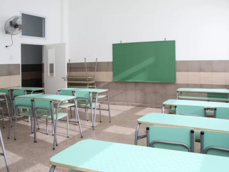 Magdalena Sierra visit&oacute; la Escuela Secundaria N&ordm; 6 de Pi&ntilde;eiro tras la finalizaci&oacute;n de una nueva etapa de obras