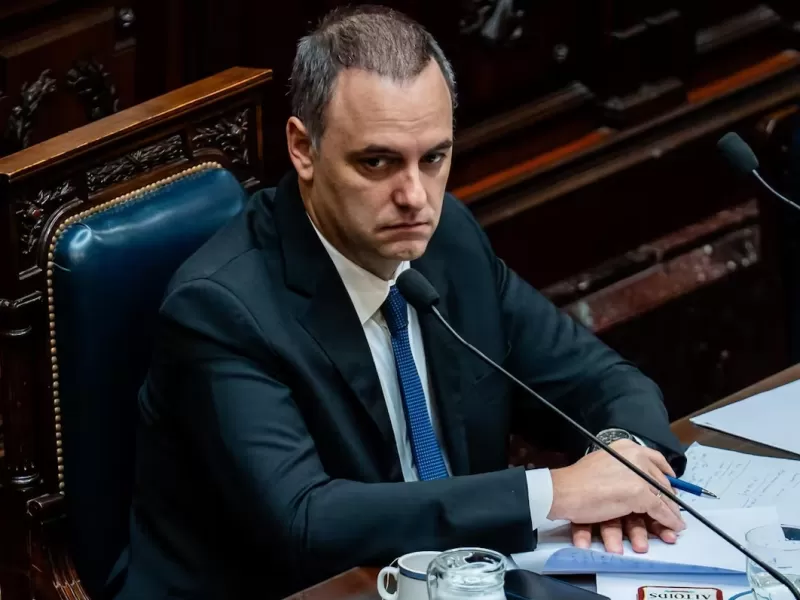 La oposici&oacute;n pide una sesi&oacute;n para interpelarlo a Adorni