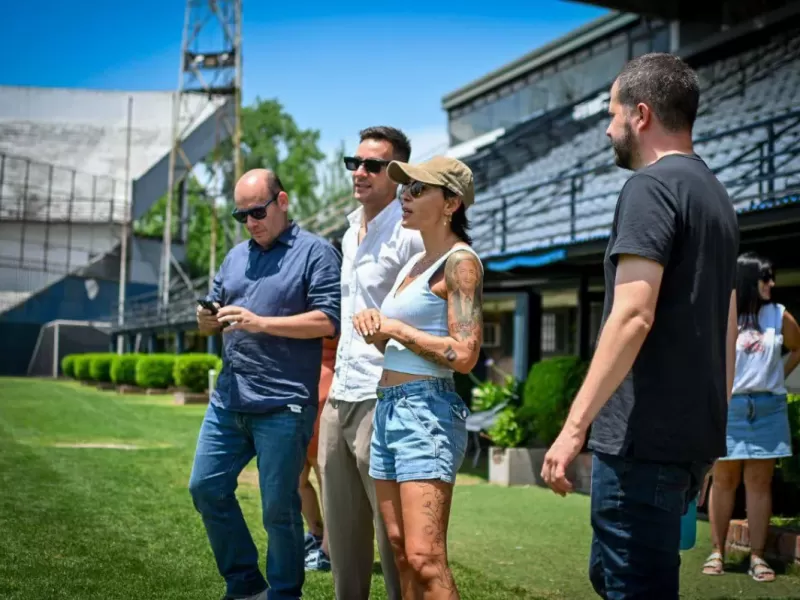 Mayra Mendoza entreg&oacute; un subsidio al Quilmes AC para instalar luminarias LED