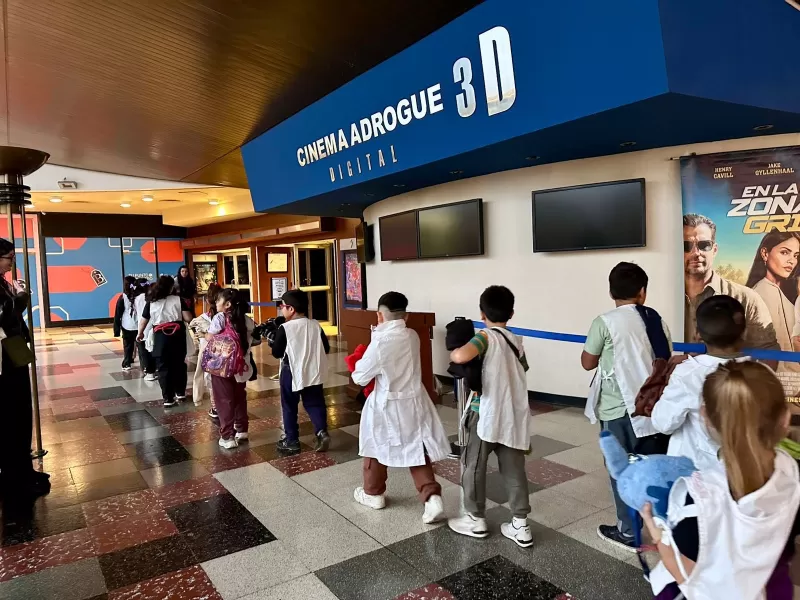 Más de 220 chicos de escuelas De Solano, Calzada Y San José fueron por primera vez al cine