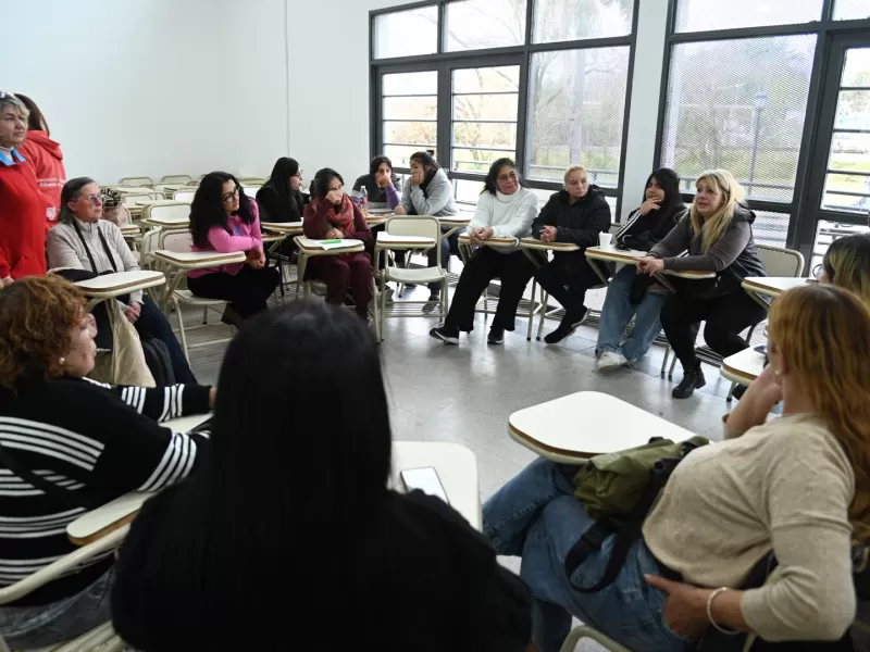 M&aacute;s de 100 vecinas recibieron certificados por completar los talleres del programa Emprendedoras Rodantes