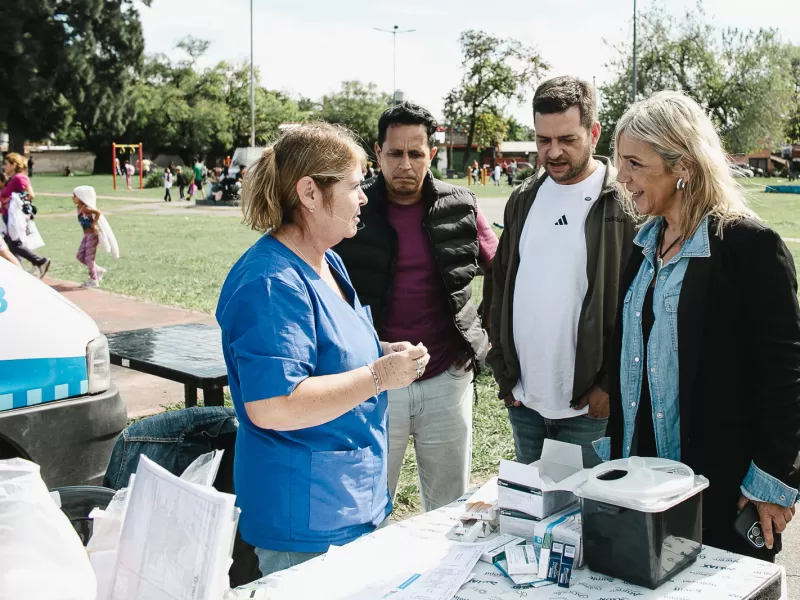 Fabiani y Paula Eichel recorrieron el operativo “Tu CAPS en casa” en Glew