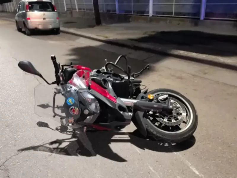 Motociclista sufri&oacute; graves lesiones tras chocar con un autom&oacute;vil en el barrio Palos Verdes