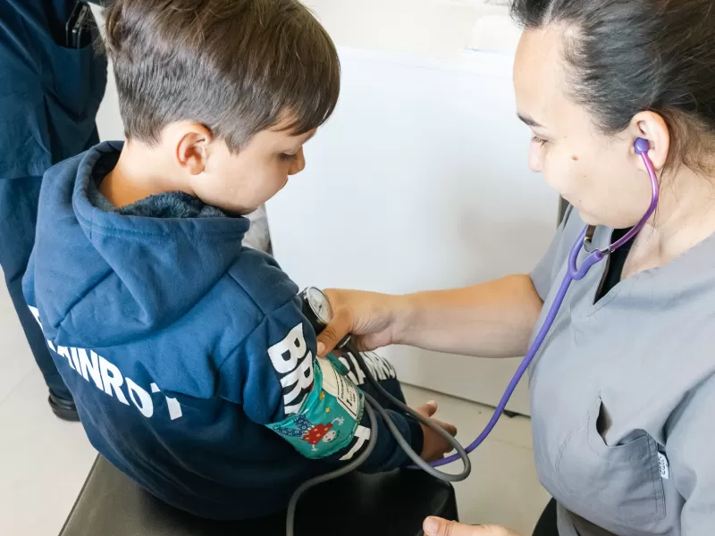 Realizan controles médicos preventivos a niños y adolescentes que practican deportes