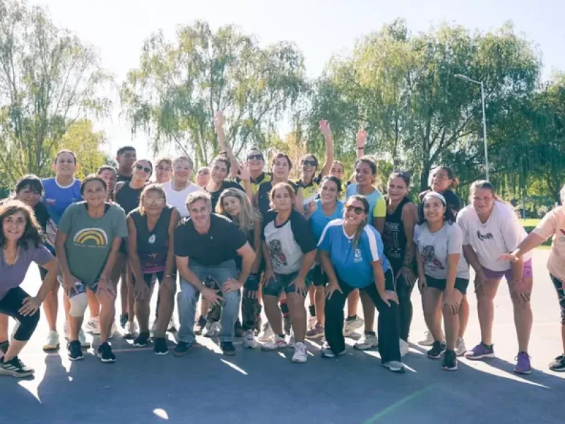 Achával participó de una jornada deportiva y recorrió obras en un centro de salud