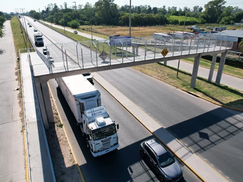 El municipio habilitó el nuevo puente peatonal sobre la ruta 4 en Burzaco