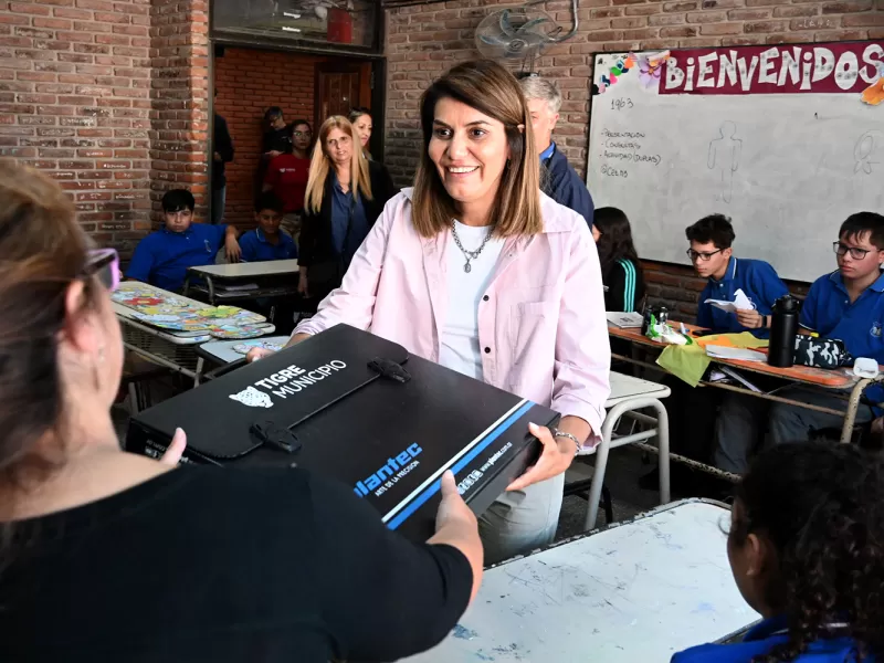 Entregaron m&aacute;s de 380 kits de dibujo t&eacute;cnico a estudiantes de escuelas t&eacute;cnicas