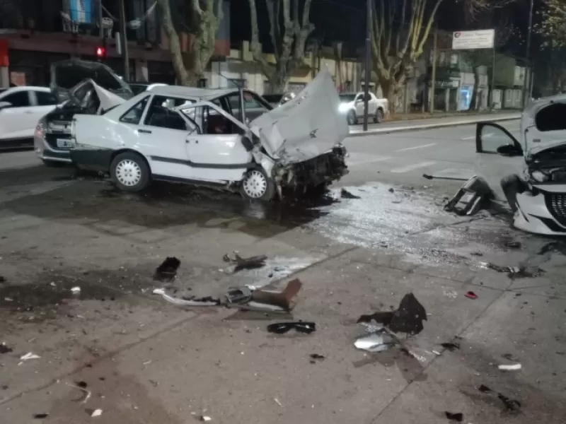 Triple choque; Un conductor se fug&oacute; y un menor de edad y dos adultos fueron hospitalizados