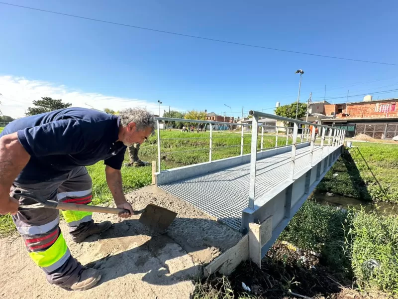 El municipio instala nuevos puentes peatonales para mejorar la accesibilidad en Calzada y Malvinas Argentinas