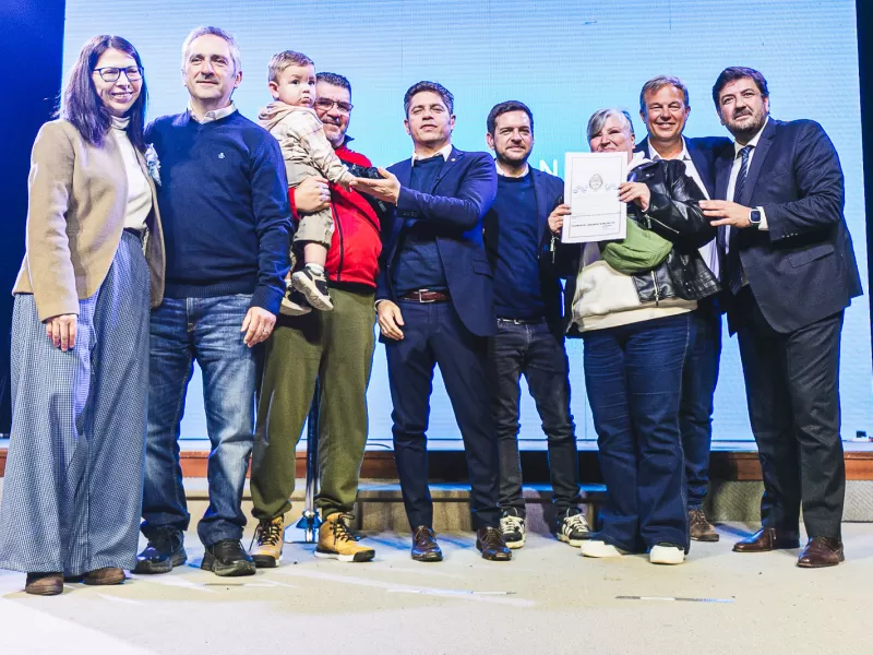 Kicillof y Cascallares inauguraron un Centro Integrador Comunitario y entregaron 1500 escrituras