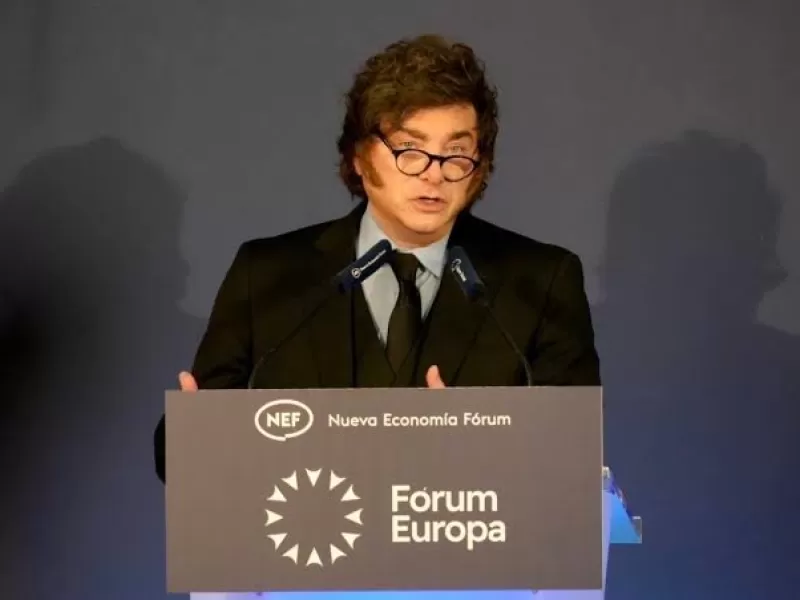 Milei cuestion&oacute; a Pedro S&aacute;nchez, responsabiliz&oacute; a la inmigraci&oacute;n por la crisis europea y defendi&oacute; su gesti&oacute;n econ&oacute;mica