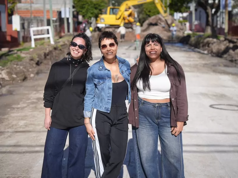 Mayra Mendoza y Eva Mieri recorrieron el inicio de la pavimentación de 10 cuadras en Villa Alcira