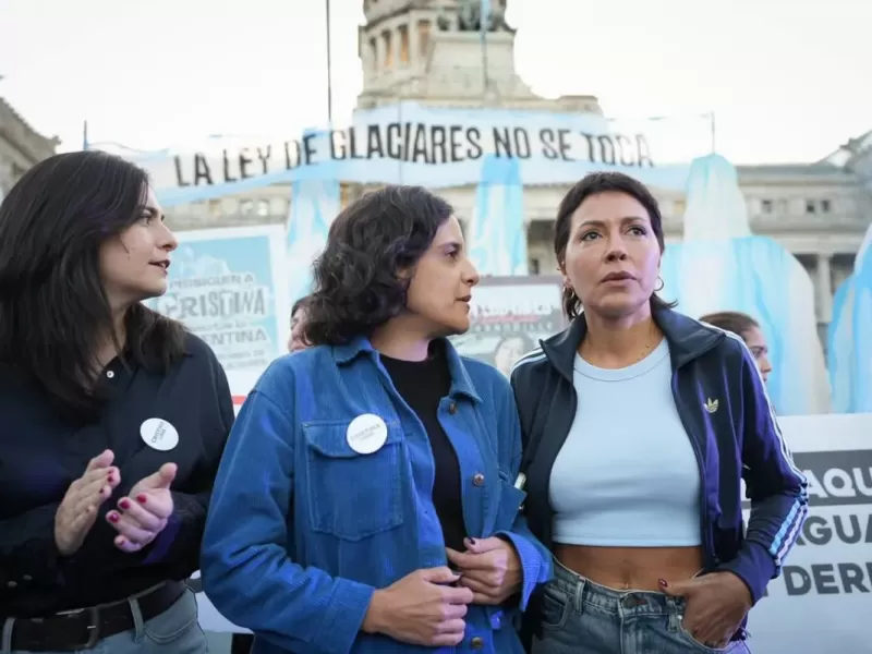 Mayra Mendoza particip&oacute; de la marcha por la Ley de Glaciares y apunt&oacute; contra el Gobierno y la dirigencia opositora