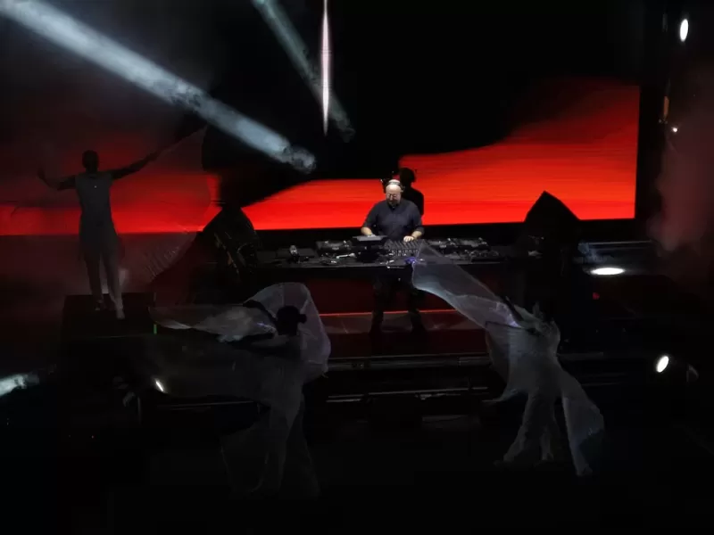 Una multitud particip&oacute; del show del cura DJ en Plaza de Mayo