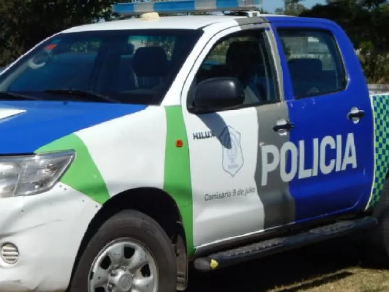 Armados y con los rostros cubiertos, sorprenden a una familia